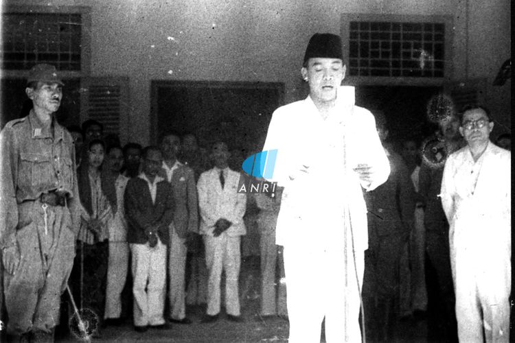 Suasana saat pembacaan teks proklamasi kemerdekaan Republik Indonesia di rumah Soekarno di Jalan Pegangsaan Timur Nomor 56, Jakarta (sekarang Jalan Proklamasi Nomor 5, Jakarta Pusat) pada 17 Agustus 1945, sehari setelah peristiwa Rengasdengklok.