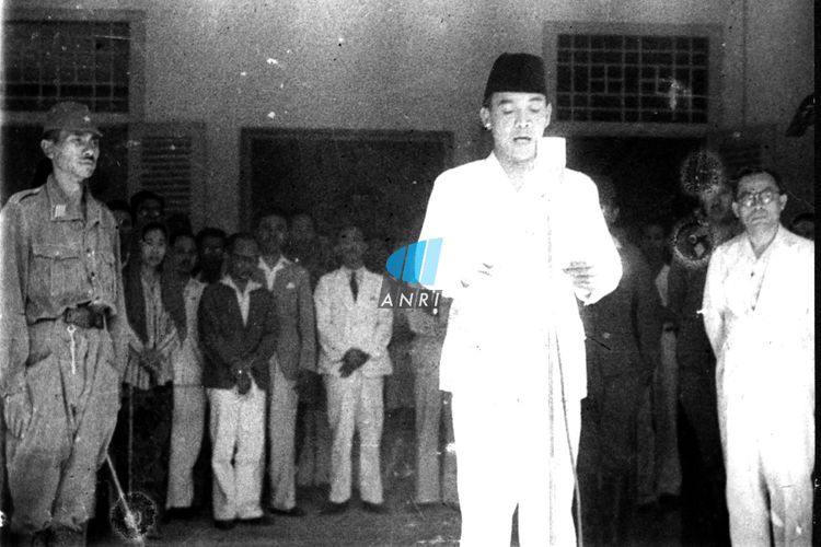 Suasana saat pembacaan teks proklamasi kemerdekaan Republik Indonesia di rumah Soekarno di Jalan Pegangsaan Timur Nomor 56, Jakarta (sekarang Jalan Proklamasi Nomor 5, Jakarta Pusat) pada 17 Agustus 1945.