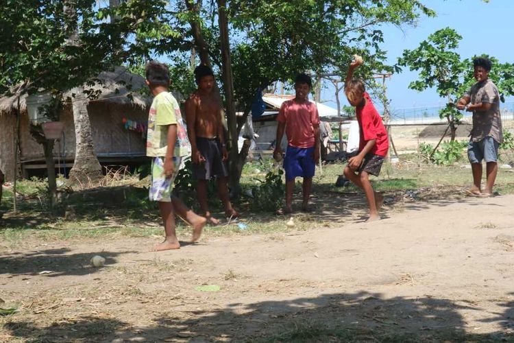 NTB 20190416 K166-19 Keseruan Anak-anak di Dusun Ebunut Bermain Gangsing Ditengah Pembangunan Sirkuit.