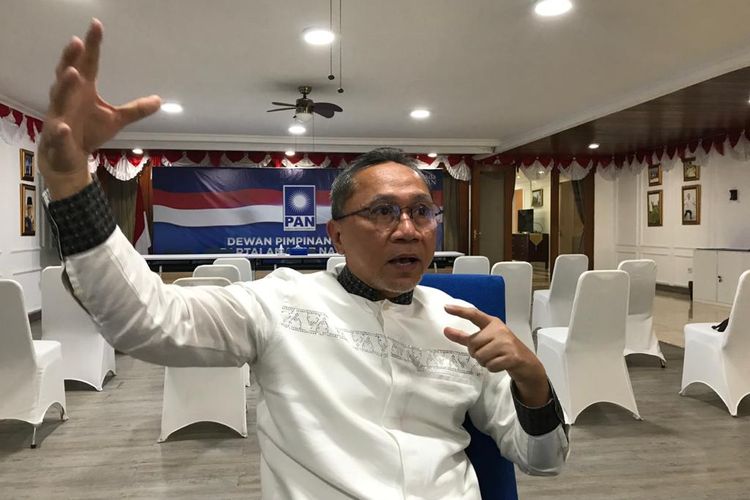 Ketua Umum PAN Zulkifli Hasan saat diwawancarai Kompas.com di rumah dinasnya, kawasan Widya Chandra, Jakarta, 6 September 2021. 