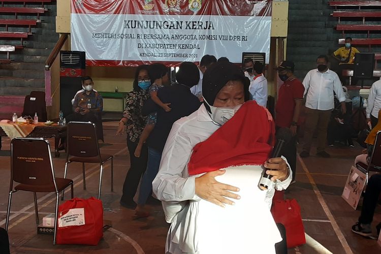 Mensos, Tri Rismaharini, saat memeluk anak yatim yang menangis. KOMPAS.COM/SLAMET PRIYATIN