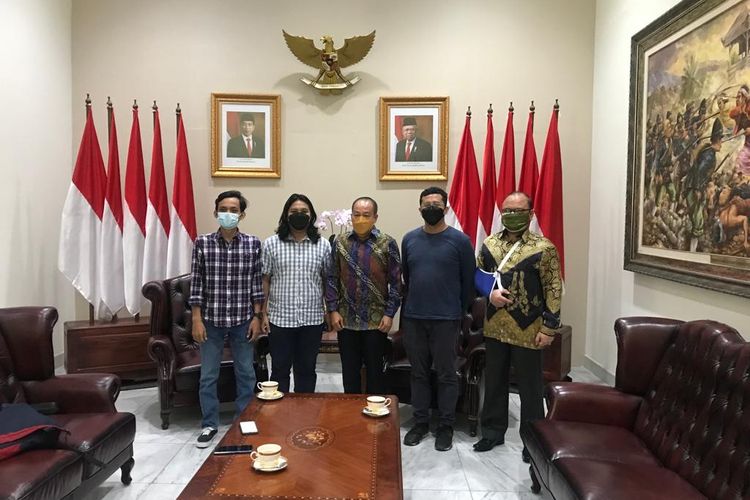 Gubernur Lemhanas Letjen (Purn) Agus Widjojo (tengah) bersama dengan tim JEO Kompas.com, Jumat (10/9/2021) 