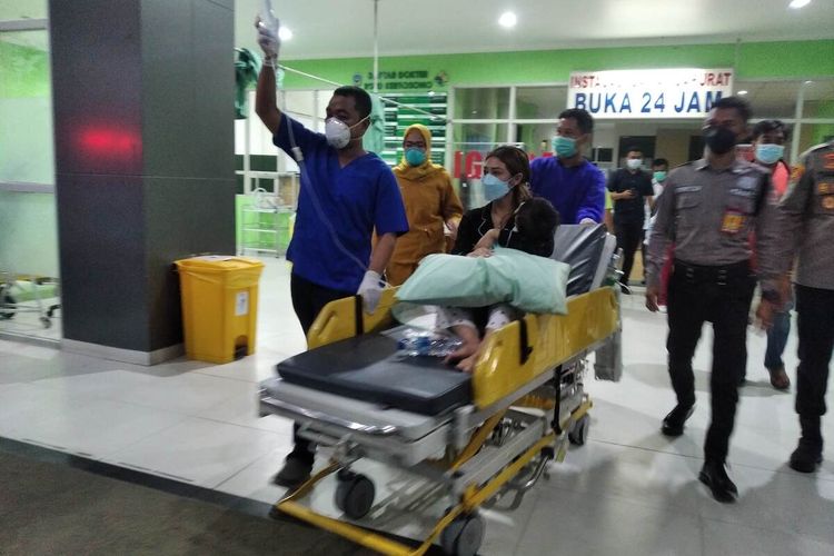 Gala Sky (dalam pangkuan) dipindahkan ke ambulans untuk dibawa dari RSUD Kertosono ke RS Bhayangkara Surabaya, Kamis (4/11/2021).