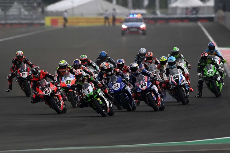 Sejumlah pebalap memacu motornya dalam race 1 World SBK seri Indonesia 2021 di Pertamina Mandalika International Street Circuit, Lombok Tengah, Nusa Tenggara Barat (NTB), Minggu (21/11/2021). Dalam race tersebut pebalap tim Pata Yamaha With Brixx WorldSBK Toprak Razgatlioglu berhasil menjadi juara dunia World SBK 2021.