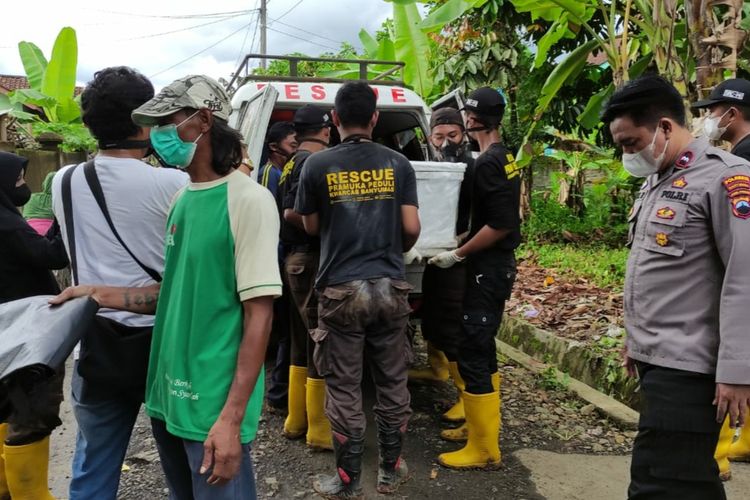 Jenazah korban Handi Harisaputra (18) yang dimakamkam di Desa Banjarparakan, Kecamatan Rawalo, Kabupaten Banyumas, Jawa Tengah dipindah ke kampung halamannya di Garut, Jawa Barat, Sabtu (18/12/2021).
