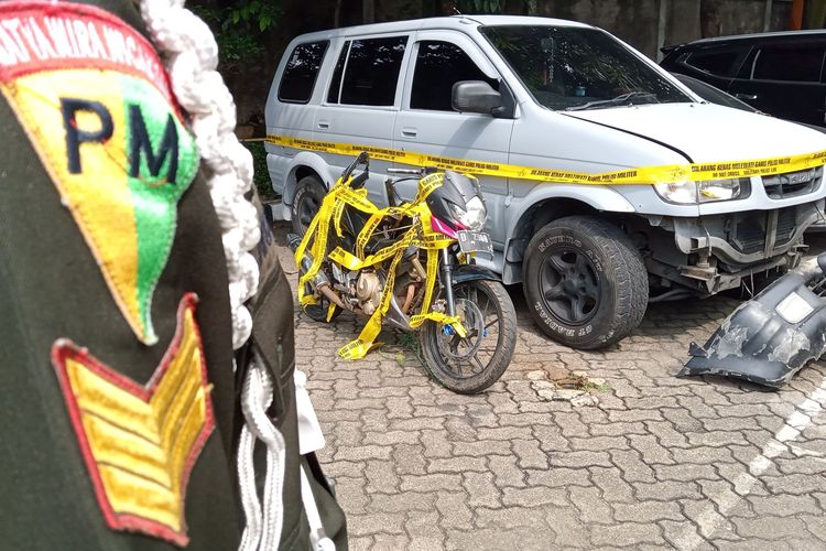 Mobil yang ditunggangi ketiga tersangka dan kendaraan roda dua Handi dan Salsabila di Oditurat Militer Tinggi II Jakarta, Kamis (6/1/2022).