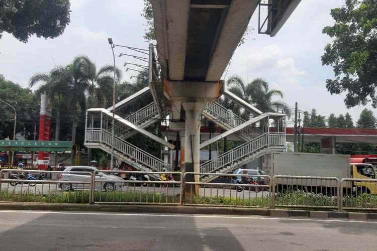 Kondisi JPO Jalan Casablanca, Jakarta Selatan, Kamis (13/1/2022). JPO inilah yang harus dilalui pejalan kaki yang ingin menyeberang dari depan mal Kota Kasablanka di sisi jalan di seberangnya. Adanya pagar di median Jalan Casablanca membuat perjalanan pejalan kaki menjadi tidak efisien. Pejalan kaki harus menempuh jarak hampir 800 meter dan naik turun 40 anak tangga JPO untuk perjalanan yang sebenarnya hanya berjarak kurang dari 50 meter.