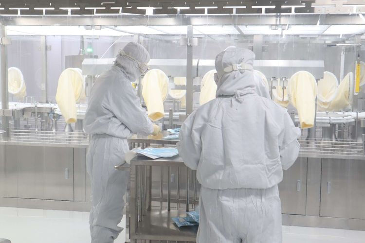 Pekerja bagian produksi Sinovac Biotech Ltd berada di pabrik barunya di kawasan Daxing, Beijing, China, Selasa (18/1/2022). Dengan beroperasinya pabrik baru tersebut, Sinovac mampu menghasilkan tiga hingga empat miliar dosis vaksin Covid-19 per tahun.