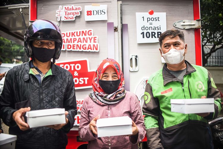 Relawan Bank DBS Indonesia dan Foodbank Of Indonesia menyerahkan donasi berupa paket makanan kepada penerima manfaat dengan ''Kulkas Berjalan'' atau Mobil Pangan Umat (MPU) di Jakarta, Jumat (18/2/2022). Pemberian donasi ini merupakan kelanjutan dari kampanye Towards Zero Food Waste yang bertajuk gerakan #MakanTanpaSisa, untuk mengurangi sampah makanan. Bank DBS Indonesia bersama wirausaha sosial Foodbank of Indonesia sukses mengumpulkan 1.200 paket makanan yang akan dibagikan kepada masyarakat rentan di DKI Jakarta.