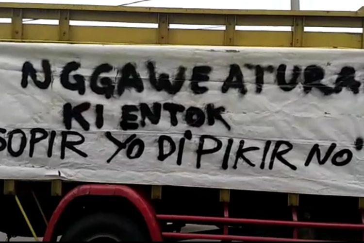 Aksi demo sopir truk di Kota Semarang, Selasa (22/2/2022)