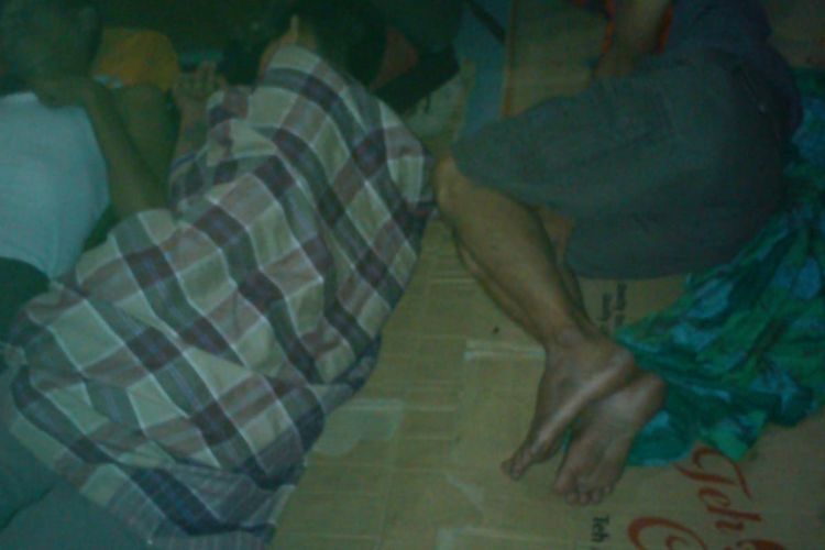 Foto yang menampilkan para narapidana Kelas I Cipinang, Jakarta Timur, tidur beralaskan kardus. Beberapa di antaranya tanpa alas atau beralaskan matras.