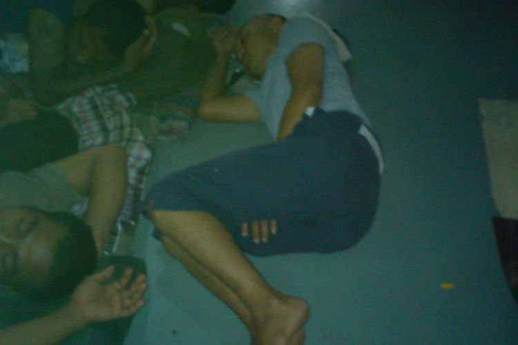 Foto yang menampilkan para narapidana Kelas I Cipinang, Jakarta Timur, tidur beralaskan kardus. Beberapa di antaranya tanpa alas atau beralaskan matras.
