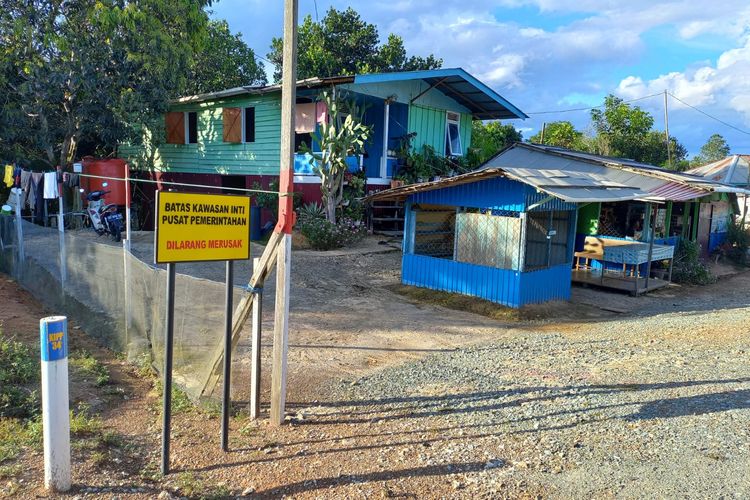 Patok batas batas kawasan inti pusat pemerintahan (KIPP) ibu kota negara (IKN) di Desa Bumi Harapan, Sepaku, Penajam Paser Utara, Kaltim, Sabtu (19/3/2022). 