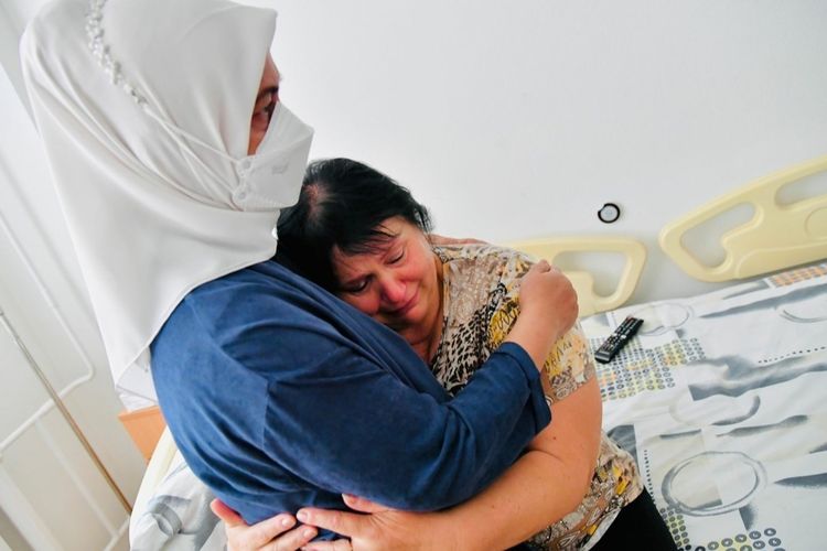Ibu Iriana Joko Widodo memeluk salah satu pasien yang merupakan warga terdampak perang Ukraina di Pusat Ilmiah dan Bedah Endokrin, Transplantasi Organ dan Jaringan Endokrin Ukraina di kota Kyiv, Rabu (29/6/2022).