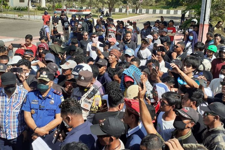 Foto : Ribuan massa aksi yang terdiri dari masyarakat dan pelaku pariwisata menggelar aksi demonstrasi di halaman Kantor Bupati Kabupaten Manggarai Barat, NTT, pada Senin (18/7/2022)