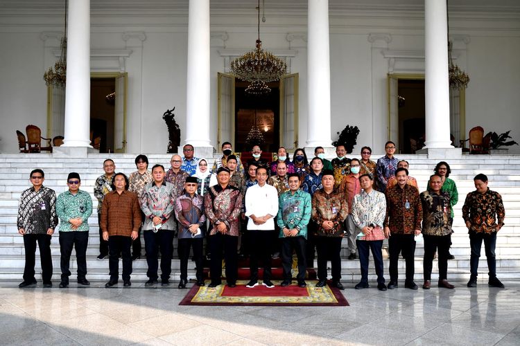 Presiden Joko Widodo berfoto bersama pimpinan organisasi relawan pendukungnya di Istana Kepresidenan Bogor, Jumat (29/7/2022). 