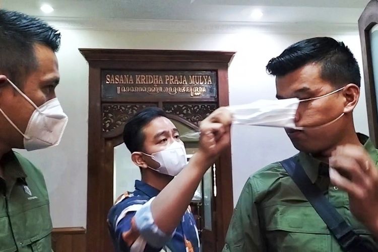 Momen kemurkaan Wali Kota Solo Gibran Rakabuming Raka saat mengetahui warganya dipukul anggota Pasukan Pengamanan Presiden (Paspampres). Saat itu, keduanya berada di depan ruang Wali Kota Solo sesuai pertemuan dilaksanakan secara tertutup hingg pukul 11.09 WIB, Jumat (12/8/2022).Secara tiba-tiba, Gibran berjalan mendekati Heri Misbah dan langsung mencopot secara paksa masker yang dikenakan olehnya agar wajah Misbah bisa terekspos.