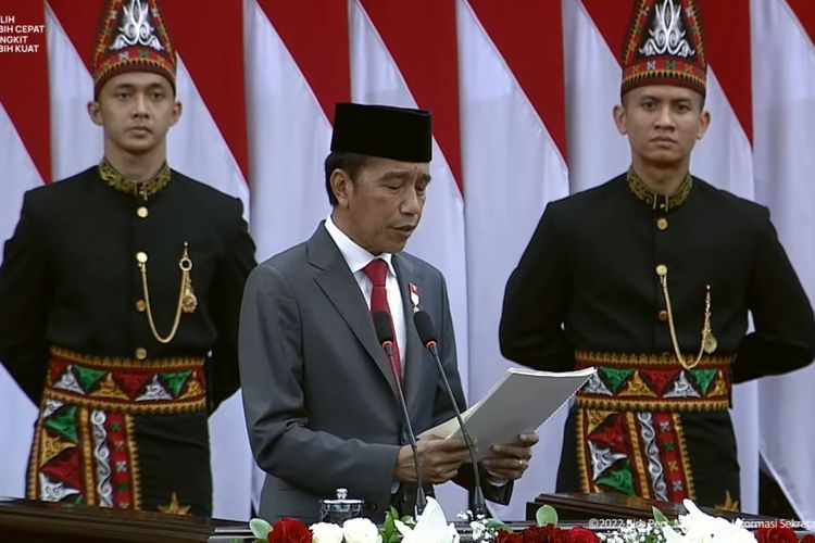Presiden Joko Widodo berpidato di rapat paripurna DPR dengan agenda penyampaian keterangan pemerintah atas RUU APBN Tahun Anggaran 2023, Selasa (16/8/2022).