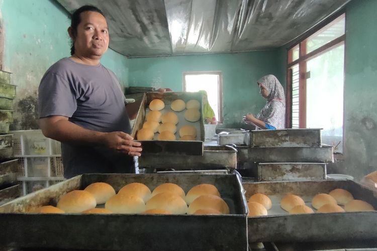 Eli Rusadi (40), pemilik rumah produksi Roti Pakde di Bugel VII, Kalurahan Bugel, Kapanewon Panjatan, Kabupaten Kulon Progo, Daerah Istimewa Yogyakarta.