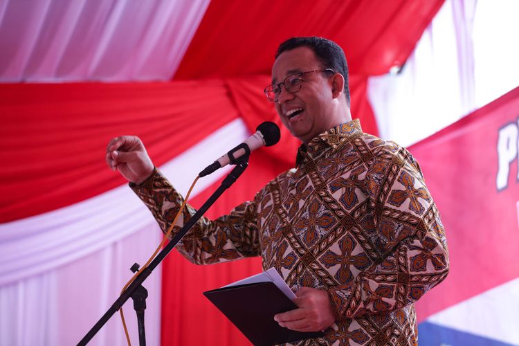 Anies Baswedan saat menjabat Gubernur DKI Jakarta, memberi sambutan saat peletakan batu pertama pembangunan rumah sakit (RS) Toto Tentrem di Tebet, Jakarta Selatan, Senin (26/9/2022) sore.