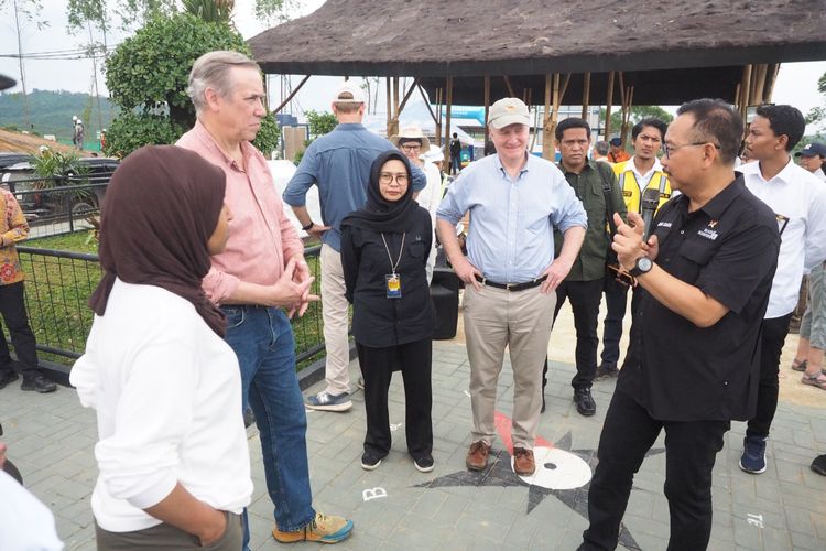 Kepala Otorita IKN Bambang Susantono didampingi Deputi Bidang Lingkungan Hidup dan Sumber Daya Alam Otorita IKN Myrna A. Safitri menjelaskan kepada Delegasi AS yang berkunjung ke Ibu Kota Nusantara, Kamis (13/4/2023).