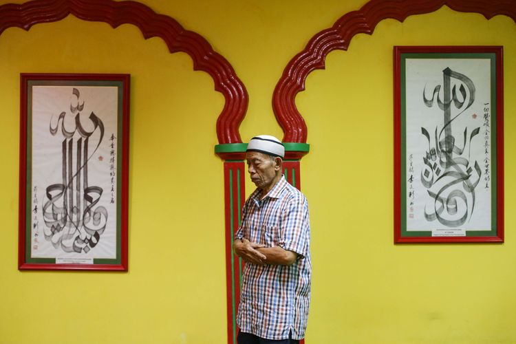 Umat muslim menunaikan ibadah shalat di Masjid Lautze, Jakarta Pusat, Senin (10/4/2023). Masjid bergaya arsitektur China ini menjadi wadah warga keturunan Tionghoa untuk belajar dan memeluk agama Islam.