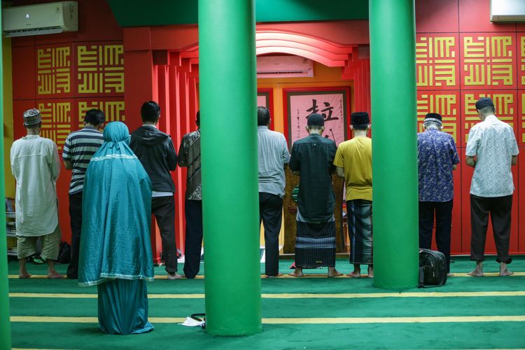 Jemaah tengah melaksanakan shalat di Masjid Lautze, Jakarta Pusat, Senin (10/4/2023).  Masjid bergaya arsitektur China ini menjadi wadah warga keturunan Tionghoa untuk belajar dan memeluk agama Islam.