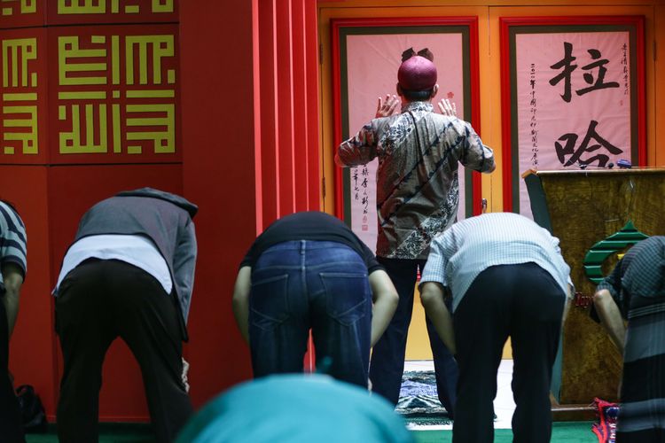 Jemaah tengah melaksanakan shalat di Masjid Lautze, Jakarta Pusat, Senin (10/4/2023).  Masjid bergaya arsitektur China ini menjadi wadah warga keturunan Tionghoa untuk belajar dan memeluk agama Islam.