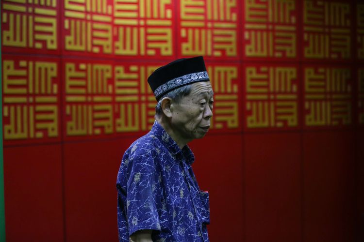 Koh Aon atau Lim On Sioe salah satu jemaah di Masjid Lautze, Jakarta Pusat, Senin (10/4/2023).  Ia memutuskan menjadi mualaf pada 1998 karena saat muda sering mendengar ceramah Islam di radio.