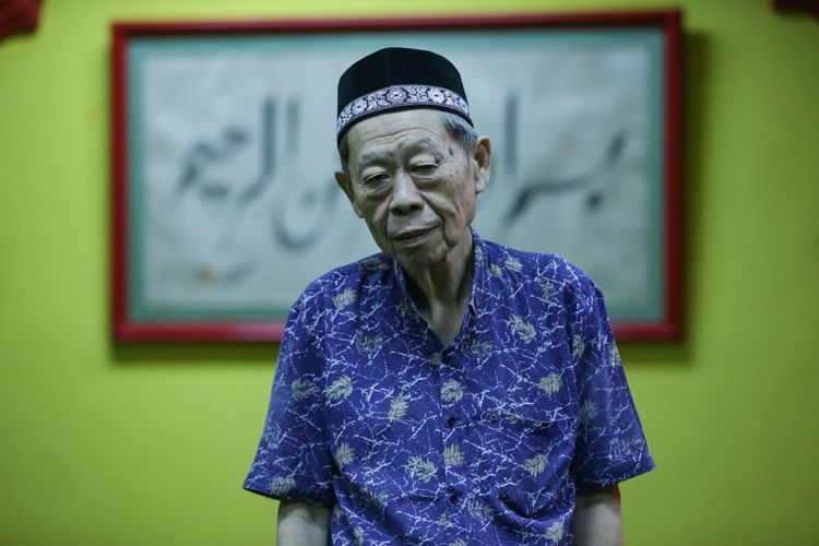 Koh Aon atau Lim On Sioe salah satu jemaah di Masjid Lautze, Jakarta Pusat, Senin (10/4/2023).  Ia memutuskan menjadi mualaf pada 1998 karena saat muda sering mendengar ceramah Islam di radio.