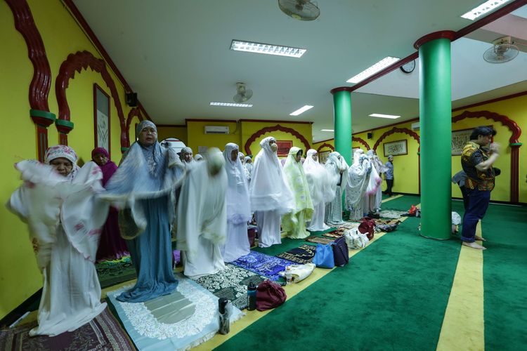 Jemaah tengah melaksanakan shalat di Masjid Lautze, Jakarta Pusat, Minggu (15/4/2023).  Masjid bergaya arsitektur China ini menjadi wadah warga keturunan Tionghoa untuk belajar dan memeluk agama Islam.