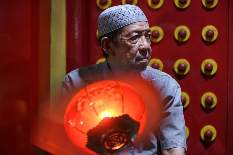 Jemaah usai melaksanakan buka puasa bersama dan shalat tarawih di Masjid Lautze, Jakarta Pusat, Minggu (15/4/2023).  Masjid bergaya arsitektur China ini menjadi wadah warga keturunan Tionghoa untuk belajar dan memeluk agama Islam.