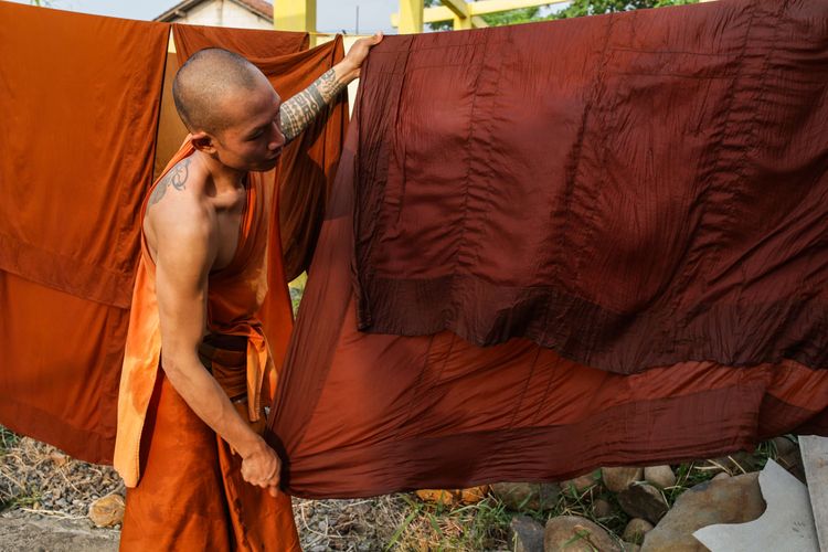 Biksu menjemur jubah saat tiba di Klenteng Tjeng Gie Bio Ulujami, Kabupaten Pemalang, Jawa Tengah dalam rangkaian ritual thudong, Rabu (24/5/2023). Sebanyak 32 biksu jalan kaki dari Thailand menuju Candi Borobudur untuk meyambut Hari Raya Waisak.