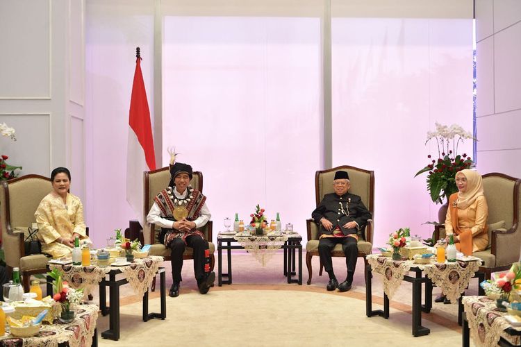 Potret Presiden Joko Widodo dan Ibu Iriana Joko Widodo bersama Wakil Presiden Ma'ruf Amin dan Ibu Wury Ma'ruf Amin sebelum Sidang Tahunan MPR di Kompleks Parlemen, Jakarta, Rabu (16/8/2023).