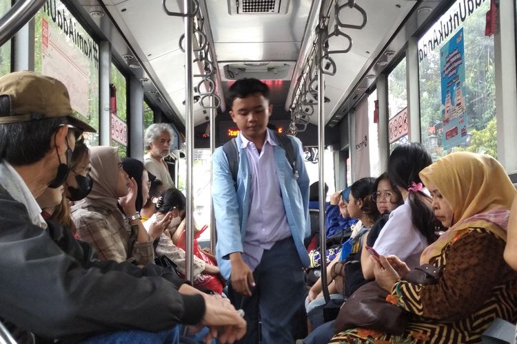 Irzi Alfarizi (17) berjalan ke bagian belakang bus Trans Metro Pasundan, Senin (6/11/2023).