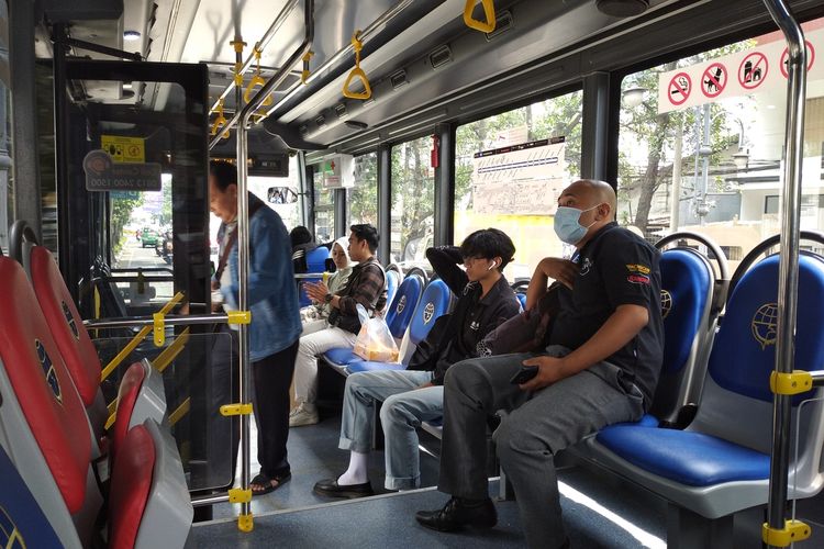 Penumpang bus listrik Trans Metro Pasundan rute Leuwipanjang-Dago, Kota Bandung, Jawa Barat, Kamis (9/11/2023).