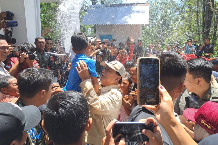 Momen Menhan Prabowo Subianto basah-basahan bermain air bersama anak kecil di sumber air bersih di Desa Pamubulan, Kabupaten Lebak, Minggu (19/11/2023). 