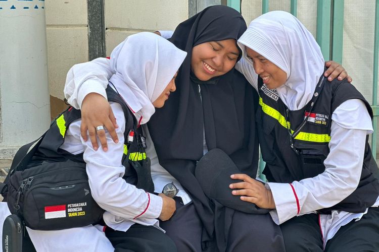 Fatimah dipeluk teman-temannya usai mendorong jemaah haji dari Mina ke Mekkah, 2023 lalu. 