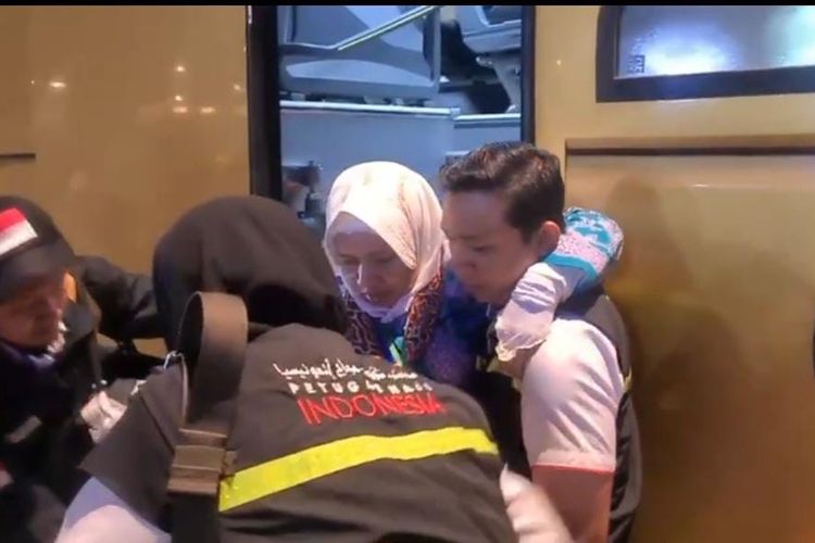 Petugas haji tahun 2023, Galih Lintartika saat membopong jemaah. 