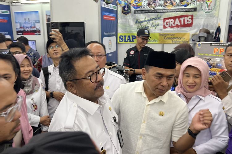 Wakil Gubernur Jakarta, Rano Karno resmi membuka bursa kerja (job fair) gelombang I yang digelar di Tamini Square, Jakarta Timur pada Rabu (26/2/2025).