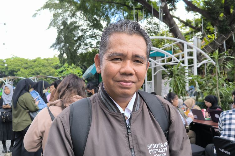 Cholis (48), mantan pegawai ritel kembali cari kerja di Job Fair Kota Tangerang.