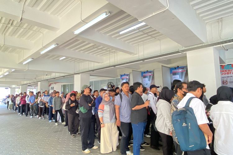 Pencari kerja padati Job Fair di Gor Johar Baru Jakarta