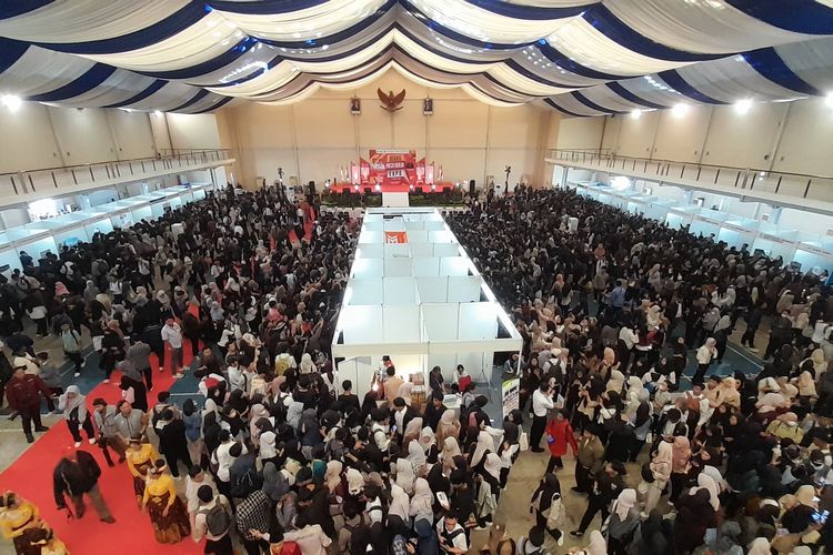 Event job fair yang diselenggarakan Pemkab Bekasi di Gedung Convention Center Presiden University, Jababeka, Cikarang Utara, Selasa (27/5/2025).