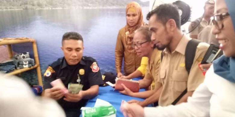 Warga Berebut Tukar Uang Rupiah Lama di Ambon