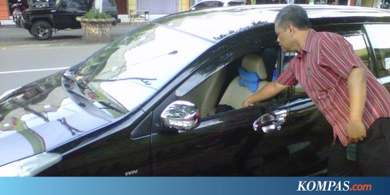 Ditinggal Buka Gerbang Garasi  Tas Dicuri dari  Mobil  