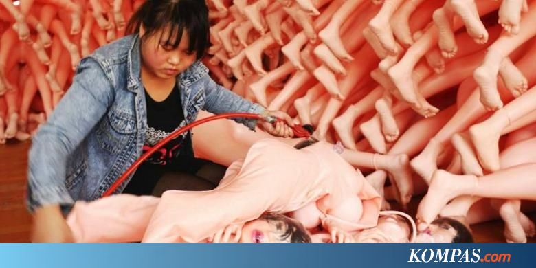 Boneka Seks Ditemukan Saat Polisi Gerebek Toko Obat Kuat 