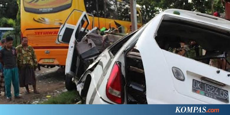 Tabrakan Bus dengan Mobil  Travel di Banyuwangi  5 