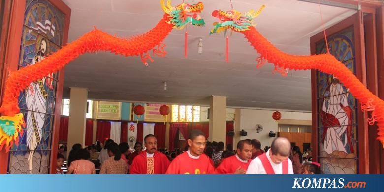 Lampion dan Busana Merah Mewarnai Misa di Gereja Katedral 