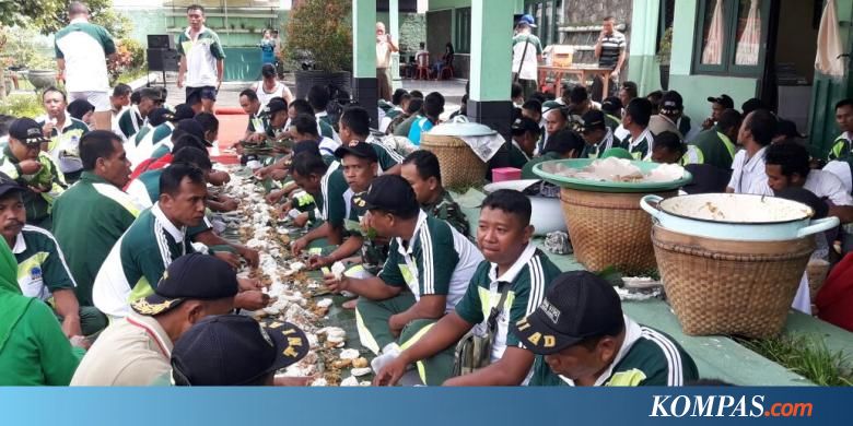 TNI di Magelang Makan Bersama di Atas Daun Pisang demi 
