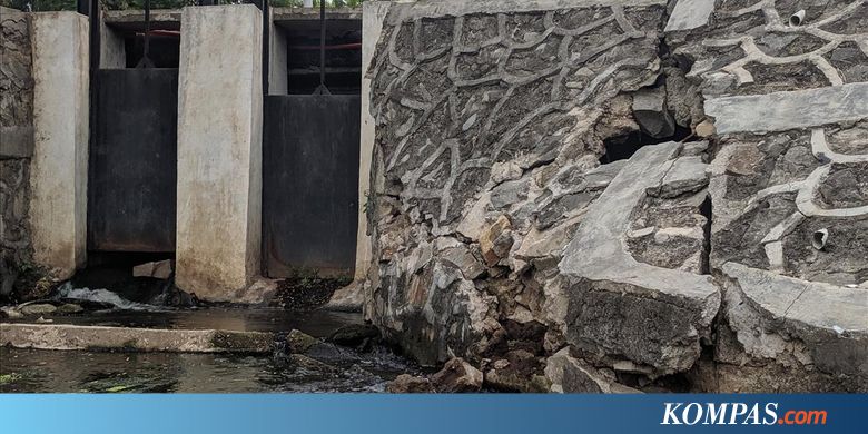 Turap di Sisi Barat Waduk Pluit Ambrol